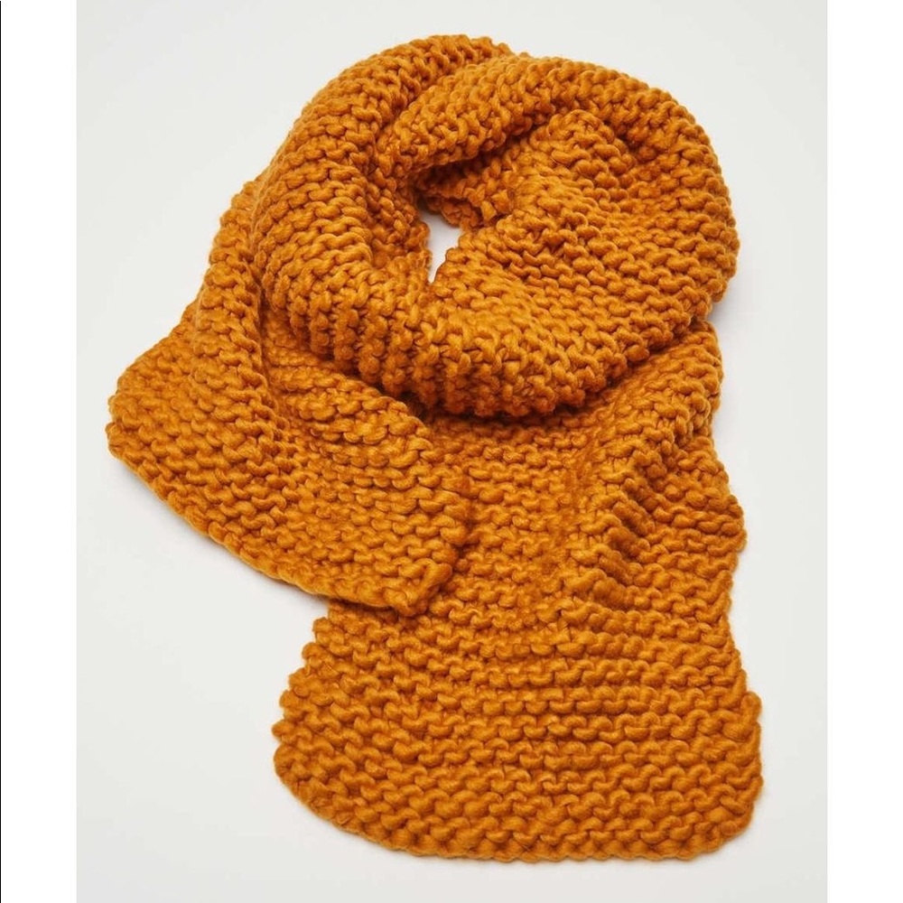 Urban Outfitters Clara chunky knit scarf.